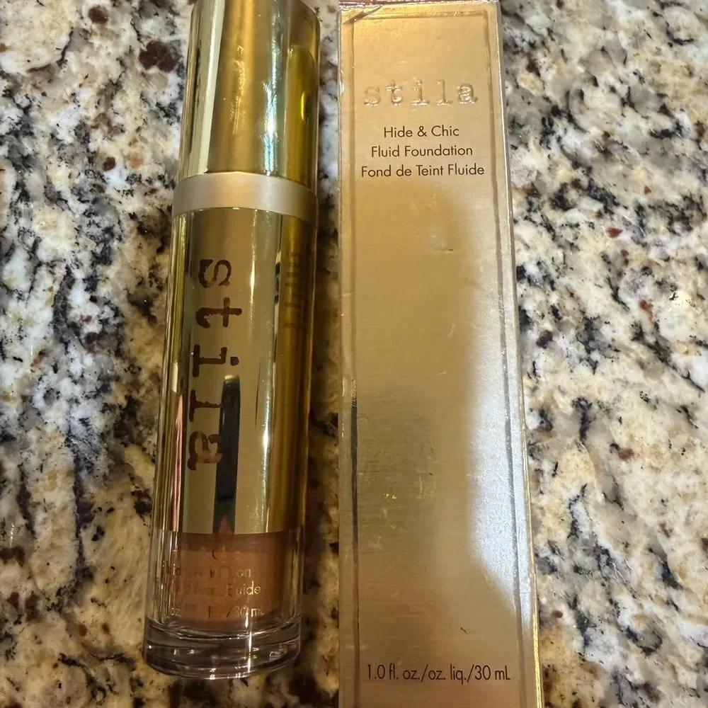 Stila Hide & Chic Foundation tan 4 in Gold and Tan